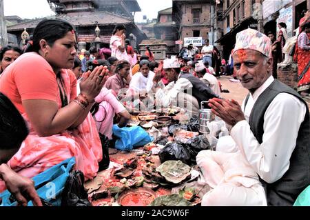 NEPAL, BHAKTAPUR HARTALIKA TEEJ DAS WICHTIGSTE FESTIVAL DER FRAUEN IN DER HINDUISTISCHEN WELT Stockfoto