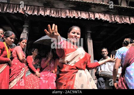 NEPAL, BHAKTAPUR HARTALIKA TEEJ DAS WICHTIGSTE FESTIVAL DER FRAUEN IN DER HINDUISTISCHEN WELT Stockfoto