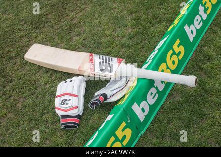 Adelaide, Australien vom 2. Dezember 2019. Ein kricketschläger und Handschuhe an Tag 4 der 2 Domain Tag Nacht Test zwischen Australien und Pakistan am Adelaide Oval. Australien führt 1-0 im 2 Spiel der Serie. Credit: Amer ghazzal/Alamy leben Nachrichten Stockfoto