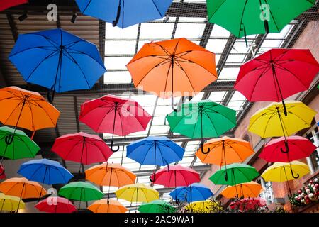 Kassel, Deutschland. 01 Dez, 2019. Bunte Sonnenschirme hängen von der Decke der Kulturbahnhof (ehemals Hauptbahnhof). Quelle: Uwe Zucchi/dpa/Alamy leben Nachrichten Stockfoto