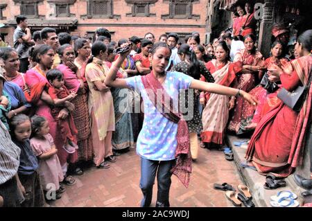 NEPAL, BHAKTAPUR HARTALIKA TEEJ DAS WICHTIGSTE FESTIVAL DER FRAUEN IN DER HINDUISTISCHEN WELT Stockfoto