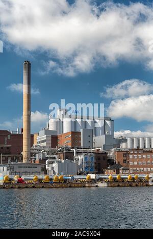 KARLSHAMN, Schweden - 24. AUGUST 2019: AAK, ehemals AarhusKarlshamn, ist ein schwedisch-dänische Unternehmen und Hersteller von wertschöpfenden pflanzliche Öle und Fette. Stockfoto
