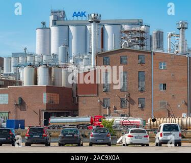 KARLSHAMN, Schweden - 24. AUGUST 2019: AAK, ehemals AarhusKarlshamn, ist ein schwedisch-dänische Unternehmen und Hersteller von wertschöpfenden pflanzliche Öle und Fette. Stockfoto