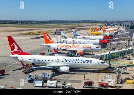 Flughafen Gatwick, LONDON, ENGLAND - 21. APRIL 2015, Flugzeuge, die von Turkish Airlines, Easy Jet, Norwegisch und andere Airlines am Flughafen London Gatwick, Stockfoto