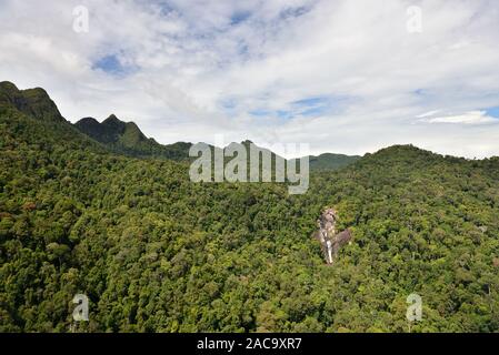 Malaysia, Langkawi Blick aus der Seilbahn auf den Berg Machinchang und Sieben Brunnen Wasserfall Stockfoto