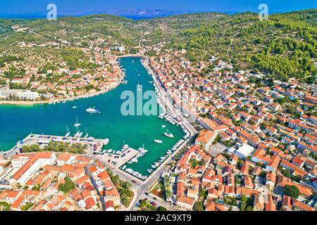 Bucht von Vela Luka auf der Insel Korcula Luftaufnahme, Archipel der südlichen Dalmatien, Kroatien Stockfoto