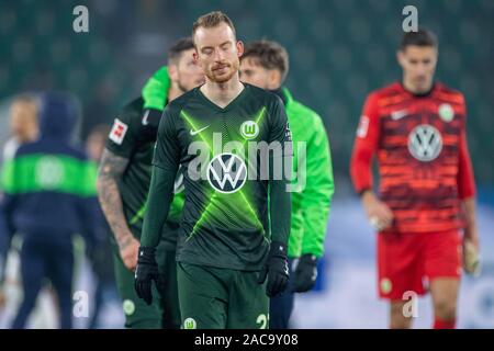 Wolfsburg, Deutschland. 01 Dez, 2019. Maximilian ARNOLD (WOB) ist enttäuscht, schaut auf den Boden, schaut unten, enttäuscht, Enttäuschung, Enttäuschung, traurig, frustratedriert, frustriert, gefrustratedet, halb Bild, halb Abbildung, Fußball 1. 1. Fussballbundesliga, 13. Spieltag VfL Wolfsburg (WOB) - Werder Bremen (HB) 2:3, am 01.12.2019 in Wolfsburg/Deutschland. € | Nutzung der weltweiten Kredit: dpa/Alamy leben Nachrichten Stockfoto