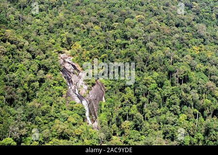 Malaysia, Langkawi Blick aus der Seilbahn auf den Berg Machinchang und Sieben Brunnen Wasserfall Stockfoto