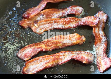 Durchwachsener Speck in einer Pfanne gebraten, Großbritannien Stockfoto