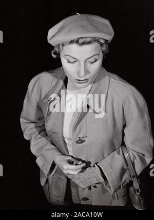 Winnie Markus, deutsche Filmschauspielerin, im Spielfilm, "Teufel in Seide", Deutschland 1955. Deutscher Film Schauspielerin Winnie Markus in dem Film "Teufel in Seide", Deutschland 1955. Stockfoto