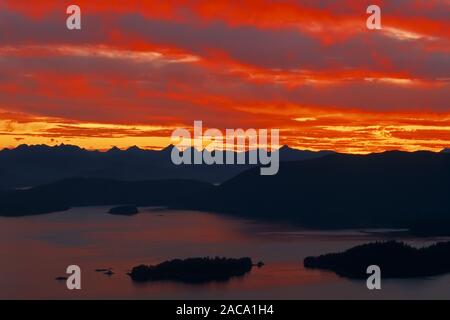 Roter Sonnenuntergang, Sonnenuntergang, Landschaft, Gebirgslandschaft, Berglandschaft, kruzof Island, Baranof Island, Alaska, USA, Stockfoto