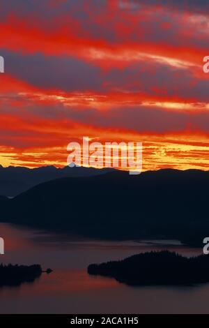 Roter Sonnenuntergang, Sonnenuntergang, Landschaft, Gebirgslandschaft, Berglandschaft, kruzof Island, Baranof Island, Alaska, USA, Stockfoto