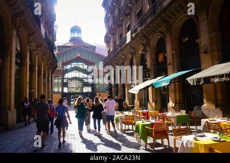 Straße zum Kulturzentrum El Born. Mercat del Born, Barcelona, Katalonien, Spanien. Stockfoto