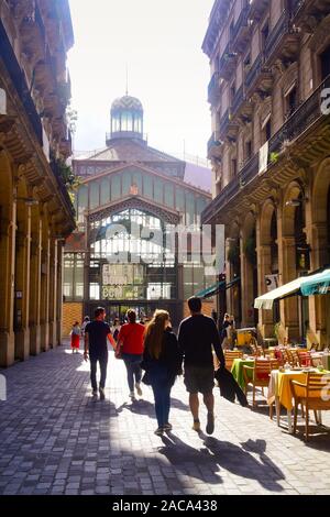 Straße zum Kulturzentrum El Born. Mercat del Born, Barcelona, Katalonien, Spanien. Stockfoto