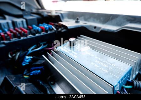 Stromversorgung Wechselrichter DC-AC aus separaten Auto Batterien auf weißem Hintergrund Stockfoto