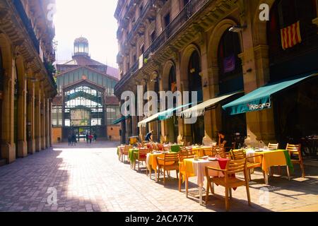 Straße zum Kulturzentrum El Born. Mercat del Born, Barcelona, Katalonien, Spanien. Stockfoto