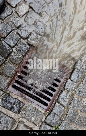 Abdeckung für eine Regenwasser Kanal Stockfoto
