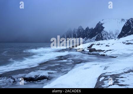 Felsige Küste am Aussichtspunkt am Devils Zähne, Tungeneset, Senja, Norwegen Stockfoto