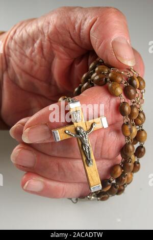 Seniorenhand mit Rosenkranz - alte womans Hand mit Rosenkranz Stockfoto