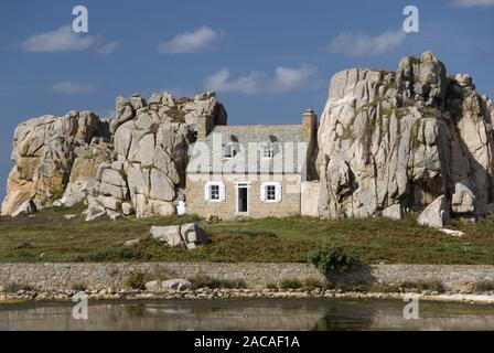 Haus zwischen den Felsen Stockfoto