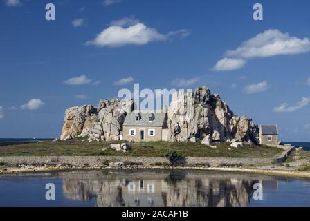 Haus zwischen den Felsen Stockfoto