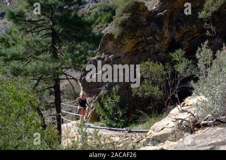 Ein Spaziergang entlang El Saltillo Wanderweg in der Nähe von Canillas de Aceituno, Axarquia, Malaga, Andalusien, Costa del Sol, Spanien, Europa Stockfoto