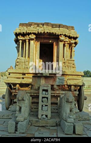 Stein - geschnitzte Wagen auf dem Boden des Vijaya Vittala Tempel in Hampi, Karnataka Stockfoto