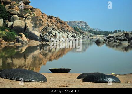 Warenkorb Boote (coracle) auf dem Tungabhadra in Hampi, Karnataka, Südindien, Asien Stockfoto