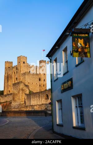 England, Kent, Medway, Rochester, Rochester Castle und Ihr Pfeil Pub Stockfoto