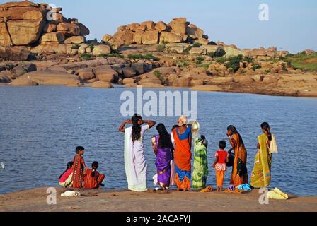 Indische Frauen Waschen am Fluss Tungabhadra Hampi, Süd Indien, Asien Stockfoto