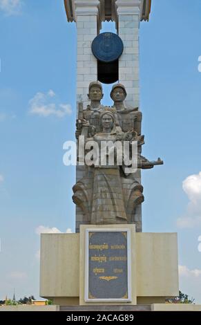 Khmer Frau mit Baby von zwei vietnamesischen Befreiung Soldaten flankiert, Cambodian-Vietnamese Freundschaft Denkmal an Demokratie Quadrat Stockfoto