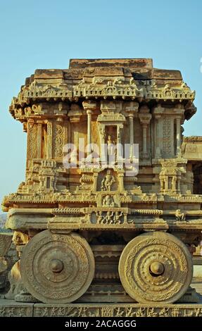 Stein - geschnitzte Wagen auf dem Boden des Vijaya Vittala Tempel in Hampi, Karnataka Stockfoto