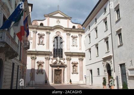 Kirche und Straße Stockfoto