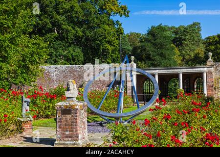 England, East Sussex, Hailsham, Herstmonceux, Herstmonceux Castle, die Gärten, die Statue des Astonomer John Flamsteed und Der liegende Equiangular S Stockfoto