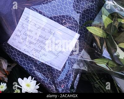 Blumen links im London Bridge in London, nach der London Bridge Terroranschlag am Freitag. Eine Mahnwache am Montag statt, Gedenken an die Opfer des Angriffs zu zahlen und die Notdienste und Mitglieder der Öffentlichkeit, die auf den Vorfall reagiert zu ehren. Stockfoto