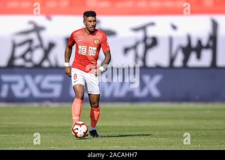 Brasilianische Fußballspieler Paulinho von Guangzhou Evergrande Taobao F.C. hält den Ball in der 30. Runde der Chinese Football Association Super League (CSL) gegen Grönland Shanghai Shenhua in Guangzhou City, die südchinesische Provinz Guangdong, 1. Dezember 2019. Guangzhou Evergrande Taobao zerschnitten Shanghai Shenhua Grönlands mit 3-0. Stockfoto