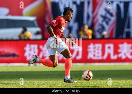 Brasilianische Fußballspieler Paulinho von Guangzhou Evergrande Taobao F.C. hält den Ball in der 30. Runde der Chinese Football Association Super League (CSL) gegen Grönland Shanghai Shenhua in Guangzhou City, die südchinesische Provinz Guangdong, 1. Dezember 2019. Guangzhou Evergrande Taobao zerschnitten Shanghai Shenhua Grönlands mit 3-0. Stockfoto