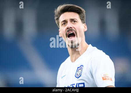 Deutsche Fußballspieler Sandro Wagner von Tianjin TEDA F.C reagiert während der 30. Runde der Chinese Football Association Super League (CSL) gegen Chongqing SWM in Tianjin, China, 1. Dezember 2019. Tianjin TEDA besiegt Chongqing SWM mit 2-0. Stockfoto