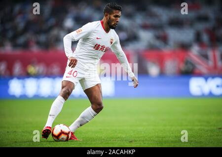 Brasilianisch-portugiesische Fußballspieler geboren Dyego Sousa von Shenzhen F.C. hält den Ball in der 30. Runde der Chinese Football Association Super League (CSL) gegen SIPG Shanghai in Shanghai, China, 1. Dezember 2019. Shanghai Shenzhen F.C. SIPG zerschnitten mit 6-0. Stockfoto