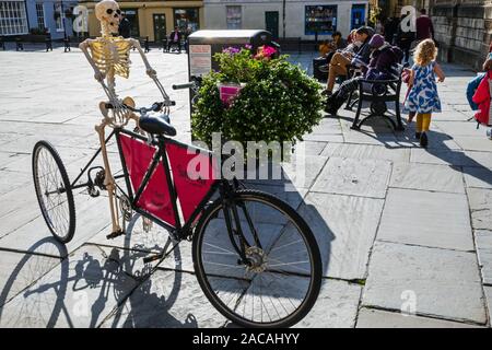 England, Somerset, Badewanne, Skelett Reiten Fahrrad Werbung Bizarre Badewanne Komödie Spaziergänge Stockfoto