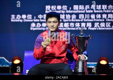 Ventilator Zhendong von China zeigt die Medaille und Pokal, nachdem er den ersten Platz beim Finale der International Table Tennis Federation (ITTF) Men's World Cup in Chengdu City, im Südwesten Chinas Provinz Sichuan, 1. Dezember 2019. Ventilator Zhendong von China besiegt Harimoto Tomokazu von Japan 4-2 im Finale der International Table Tennis Federation (ITTF) Men's World Cup in Chengdu City, im Südwesten Chinas Provinz Sichuan, 1. Dezember 2019. Stockfoto