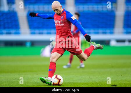 Polnischer Fußballprofi Adrian Mierzejewski von Chongqing SWM passt den Ball in der 30. Runde der Chinese Football Association Super League (CSL) gegen Tianjin TEDA in Tianjin, China, 1. Dezember 2019. Tianjin TEDA besiegt Chongqing SWM mit 2-0. Stockfoto