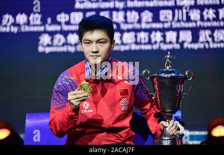 Ventilator Zhendong von China zeigt die Medaille und Pokal, nachdem er den ersten Platz beim Finale der International Table Tennis Federation (ITTF) Men's World Cup in Chengdu City, im Südwesten Chinas Provinz Sichuan, 1. Dezember 2019. Ventilator Zhendong von China besiegt Harimoto Tomokazu von Japan 4-2 im Finale der International Table Tennis Federation (ITTF) Men's World Cup in Chengdu City, im Südwesten Chinas Provinz Sichuan, 1. Dezember 2019. Stockfoto