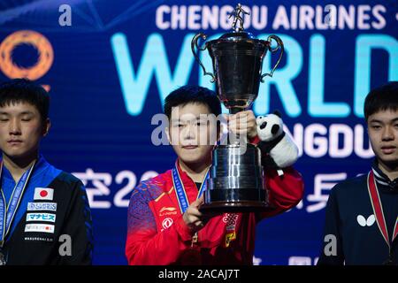 Ventilator Zhendong von China zeigt die Medaille und Pokal, nachdem er den ersten Platz beim Finale der International Table Tennis Federation (ITTF) Men's World Cup in Chengdu City, im Südwesten Chinas Provinz Sichuan, 1. Dezember 2019. Ventilator Zhendong von China besiegt Harimoto Tomokazu von Japan 4-2 im Finale der International Table Tennis Federation (ITTF) Men's World Cup in Chengdu City, im Südwesten Chinas Provinz Sichuan, 1. Dezember 2019. Stockfoto