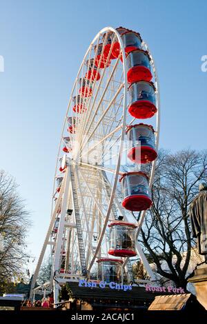 Big Wheel Messegelände fahren. Edinburgh Weihnachtsmarkt und Fair. Schottland Stockfoto