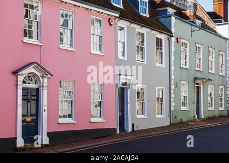 England, East Sussex, Lewes, High Street, bunte Fassaden Stockfoto