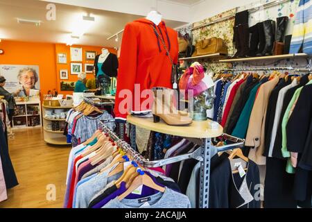 England, East Sussex, Lewes, Alter UK Charity Shop Interior, Anzeige von gebrauchter Kleidung Stockfoto