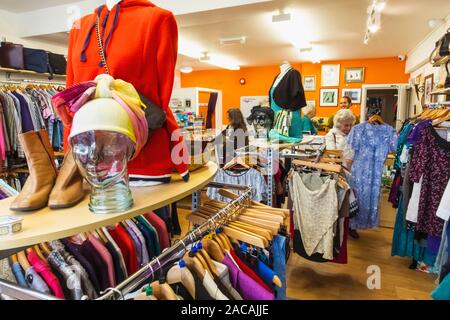 England, East Sussex, Lewes, Alter UK Charity Shop Interior, Anzeige von gebrauchter Kleidung Stockfoto