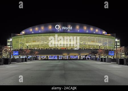 O2 World, eine Mehrzweckhalle für bis zu 17.000 Zuschauer, Berlin, Deutschland, Europa, Night Shot Stockfoto