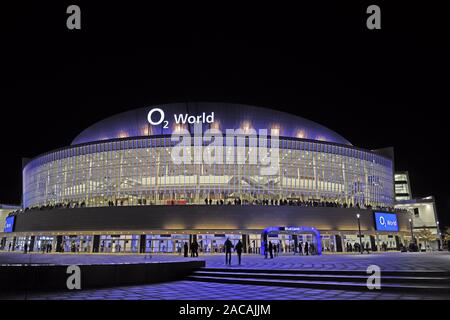 O2 World, eine Mehrzweckhalle für bis zu 17.000 Zuschauer, Berlin, Deutschland, Europa, Night Shot Stockfoto